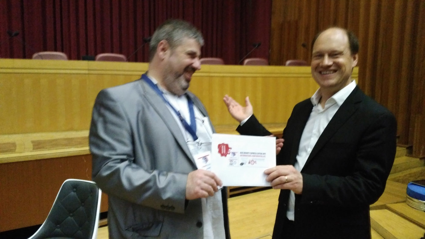 Martin Venzal Touleco rend l'enveloppe scellé à Jacques Gascuel de Fullsecure Andorre à la clôture #RCO2018